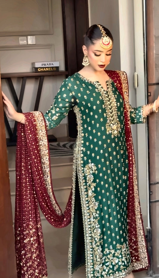 Green and Red style, emerald green kameez with maroon dupatta, full outfit view