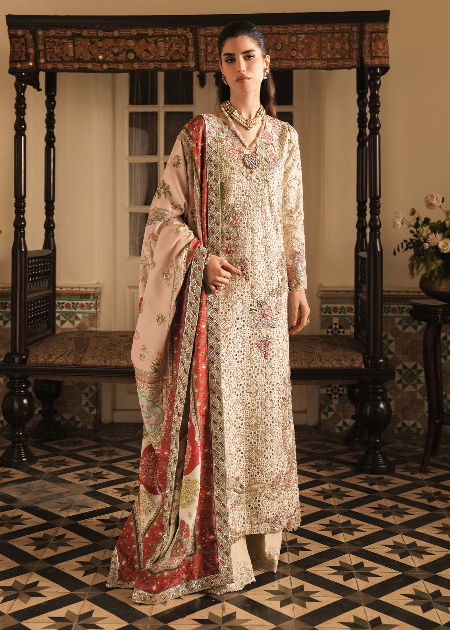 Saira Shakira Gilded style — Mairaz Ivory Kurta Set reference, view 3 of 10