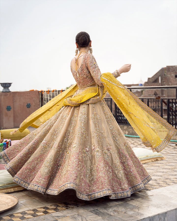 Faiza Saqlain Mahveen Style — Mairaz Yellow & Golden Lehenga