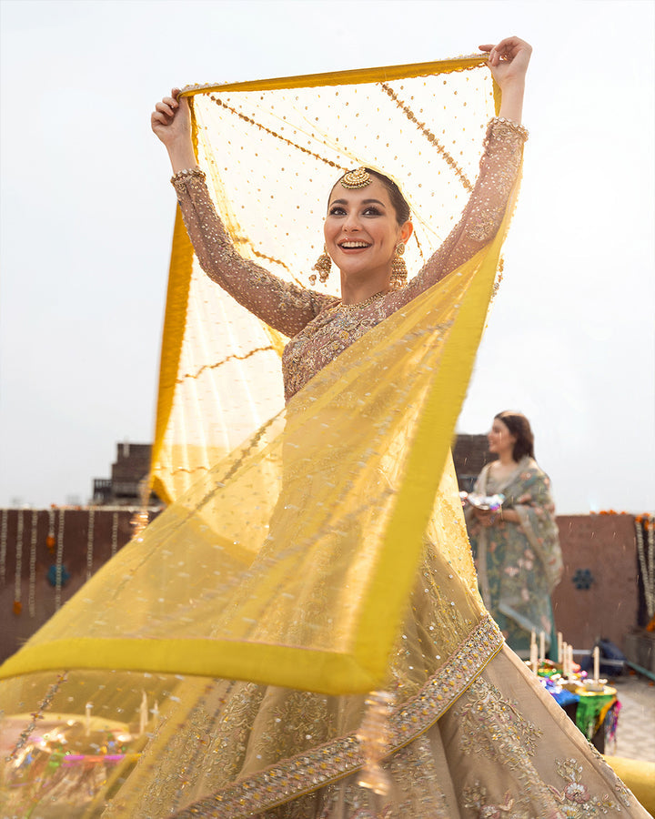 Faiza Saqlain Mahveen Style — Mairaz Yellow & Golden Lehenga