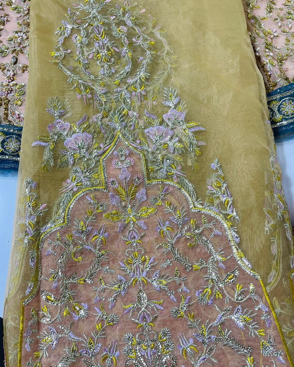 Faiza Saqlain Mahveen Style — Mairaz Yellow & Golden Lehenga