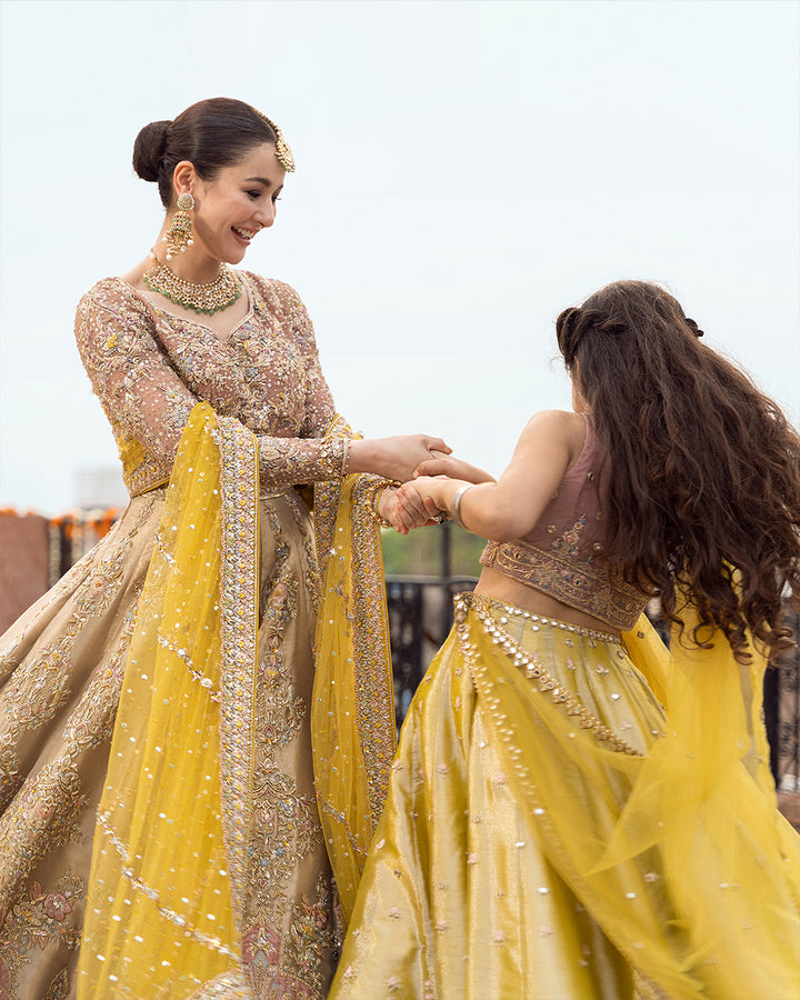 Faiza Saqlain Mahveen Style — Mairaz Yellow & Golden Lehenga