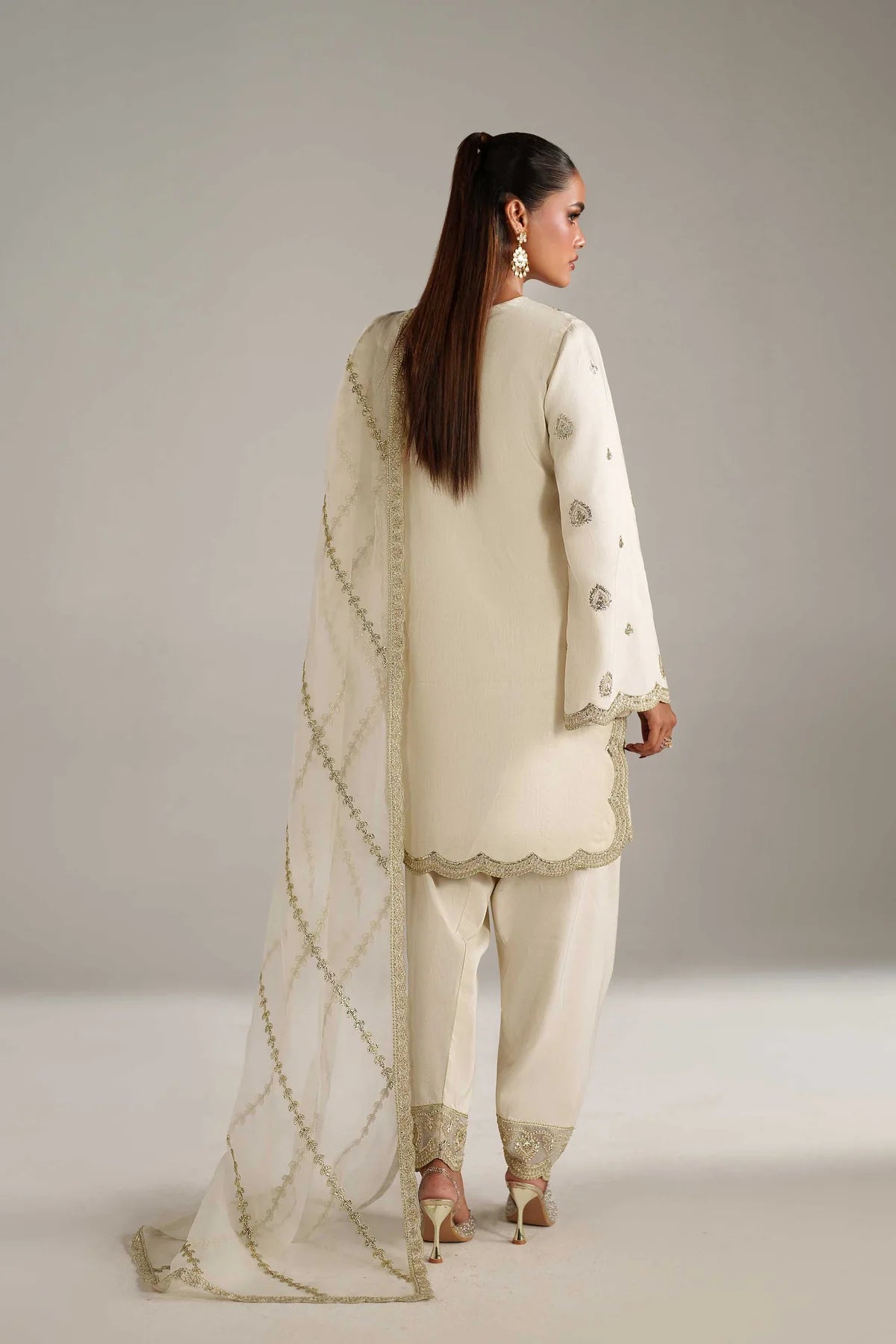 Akbar Aslam Ruqai style — Mairaz Korean silk three-piece suit reference, view 3 of 5