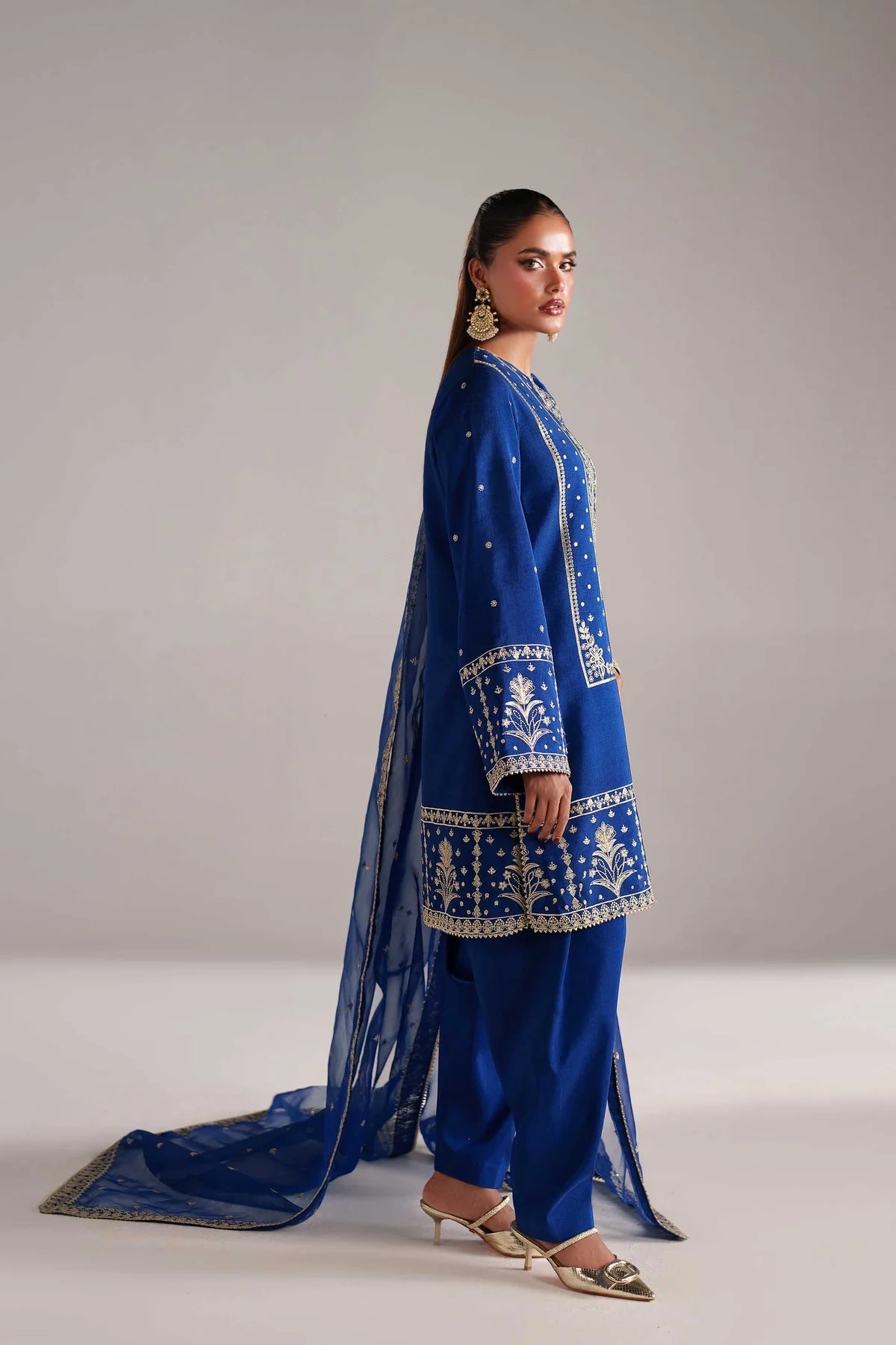 Akbar Aslam Nilam style — Mairaz Korean silk three-piece suit reference, view 4 of 5