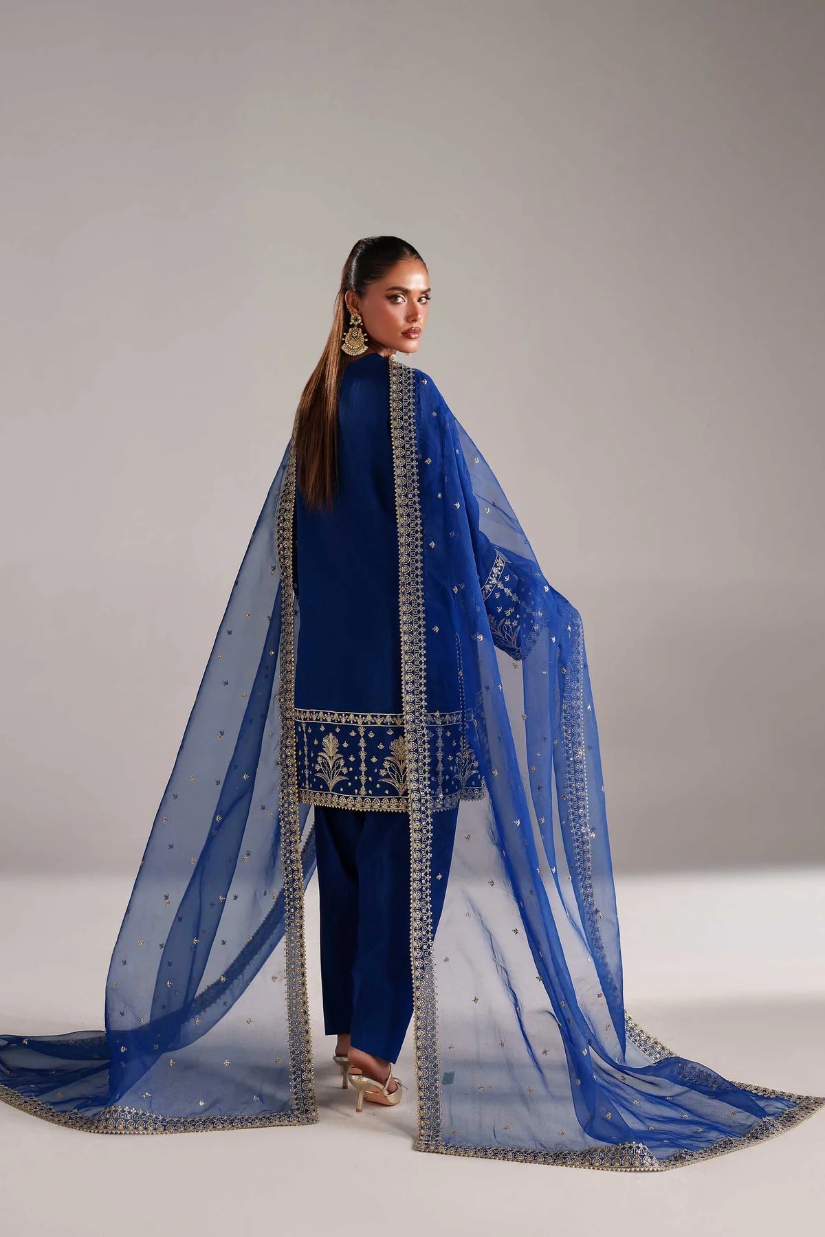 Akbar Aslam Nilam style — Mairaz Korean silk three-piece suit reference, view 5 of 5
