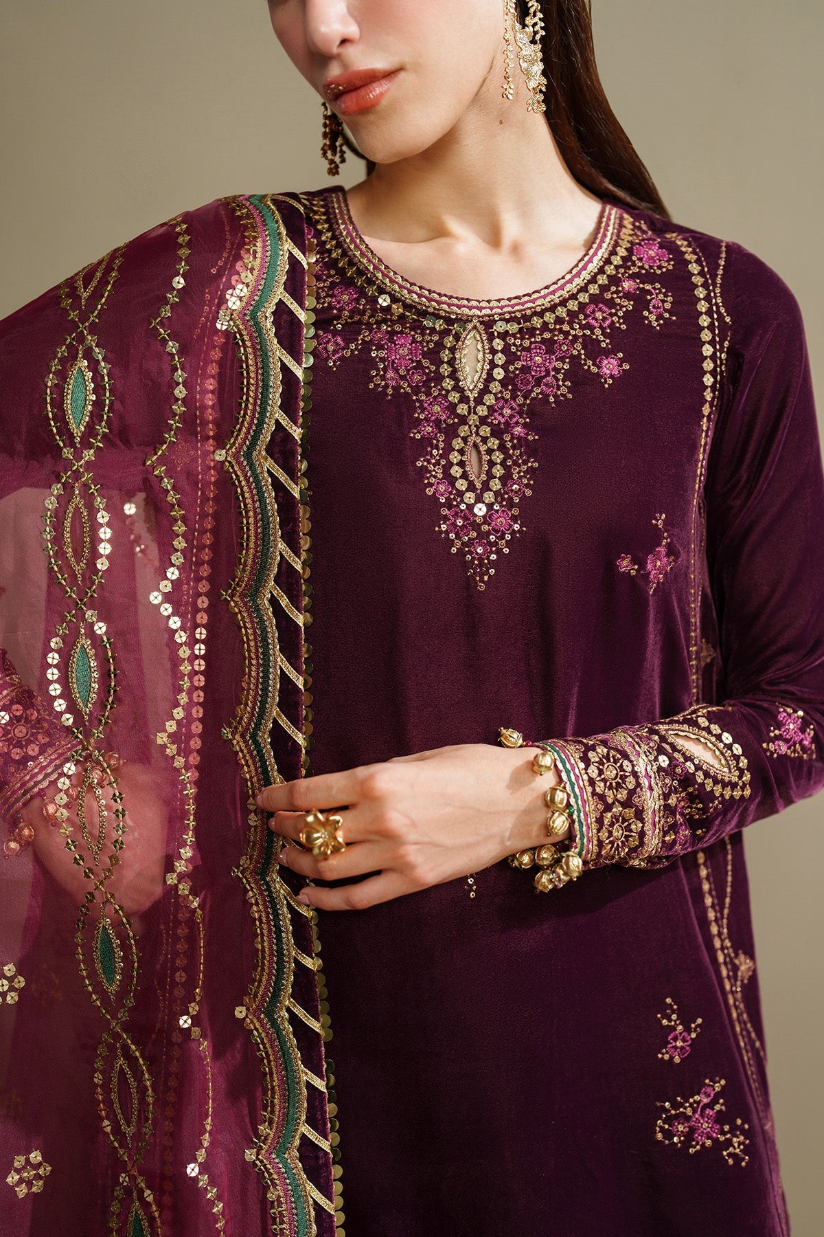 Jazmin VVF D-4 style — Mairaz embroidered velvet three-piece suit reference, view 8 of 9