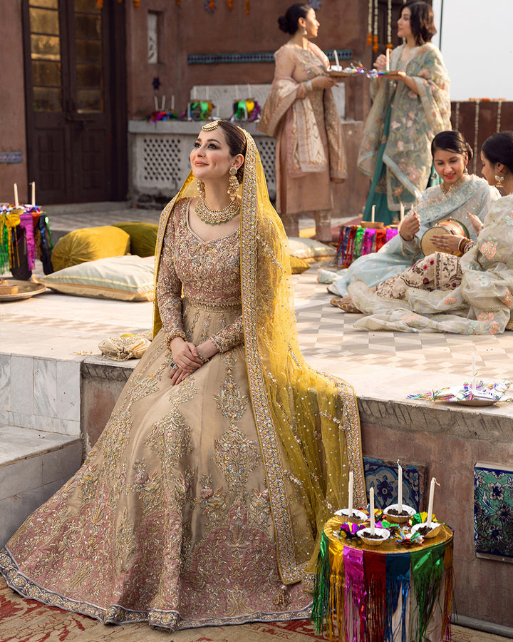 Faiza Saqlain Mahveen Style — Mairaz Yellow & Golden Lehenga