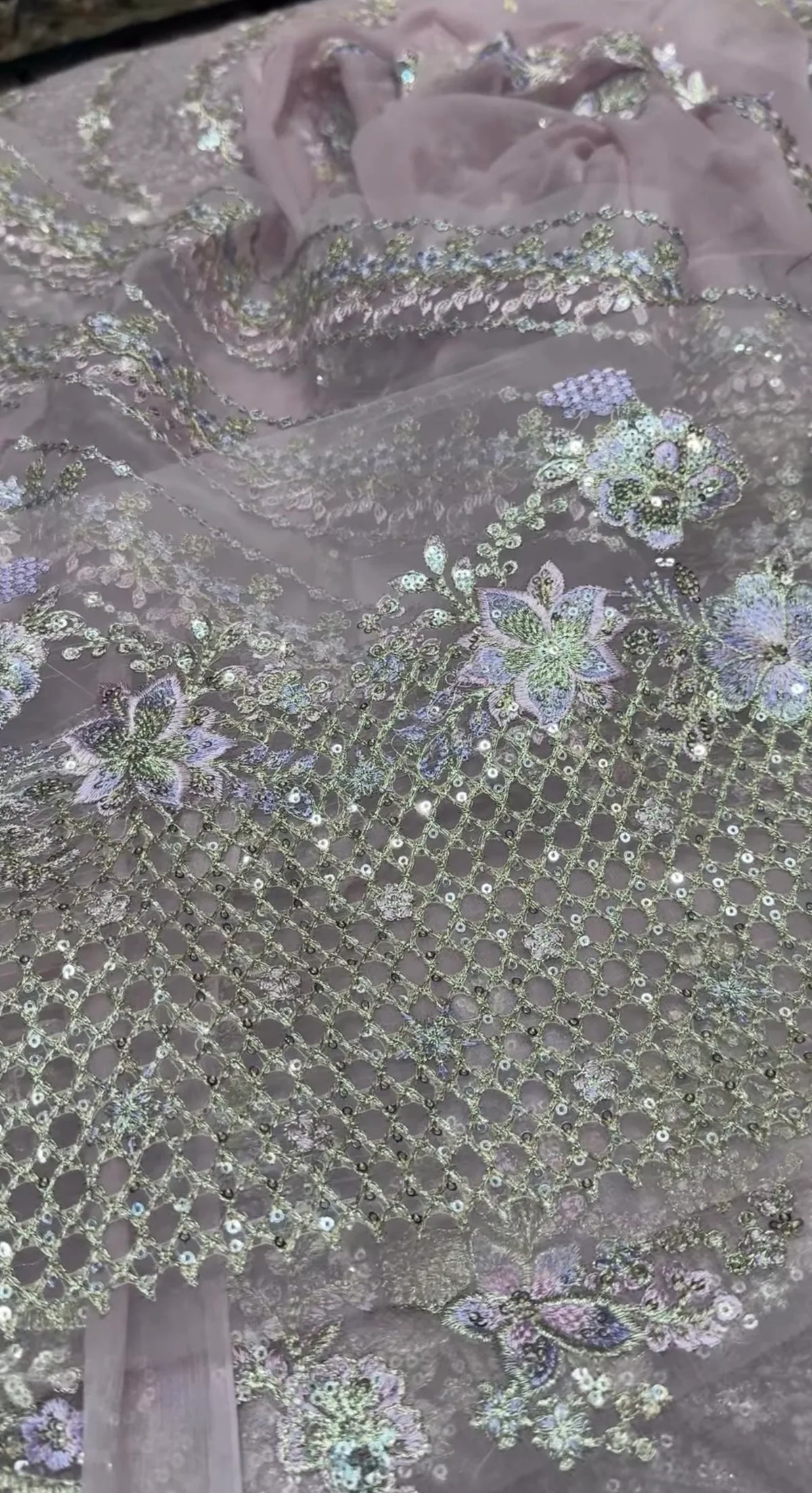Faiza Saqlain – Pinar Style, floral embroidery close-up