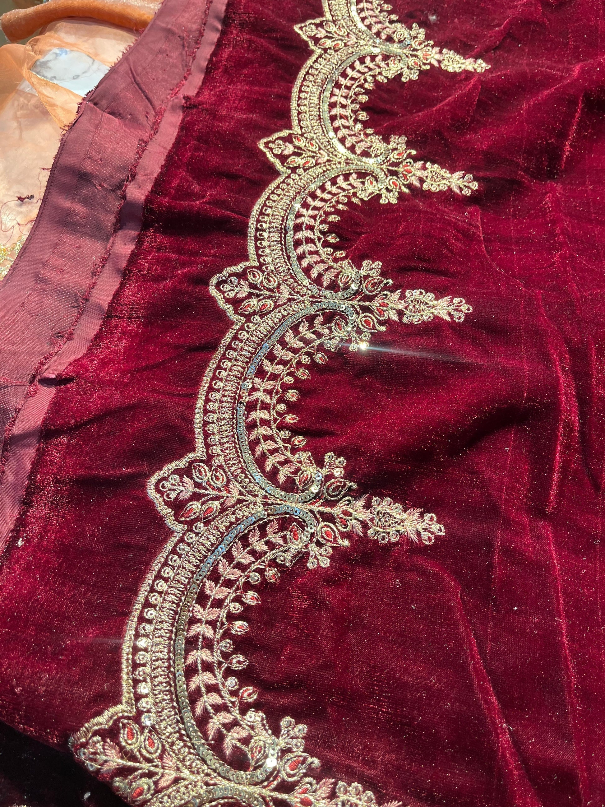 Maria B Mbroidered maroon velvet dupatta scalloped border embroidery detail