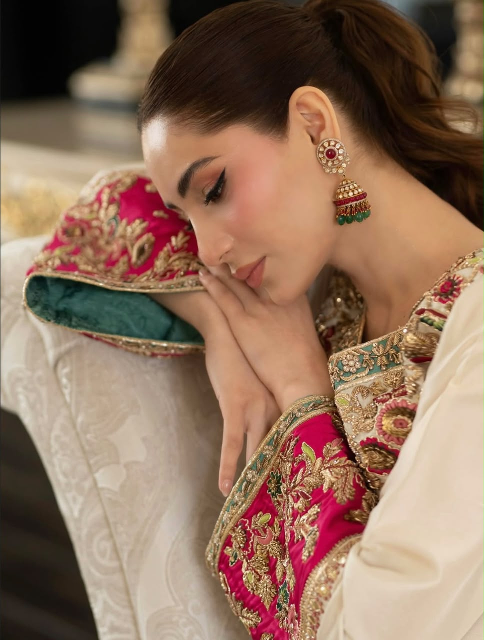 Aleena Khan Noor e Nazar style sleeve embroidery and jewellery close up