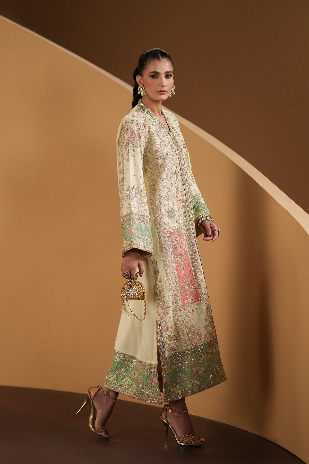 Ethnc Antique White kaftan embroidery detail