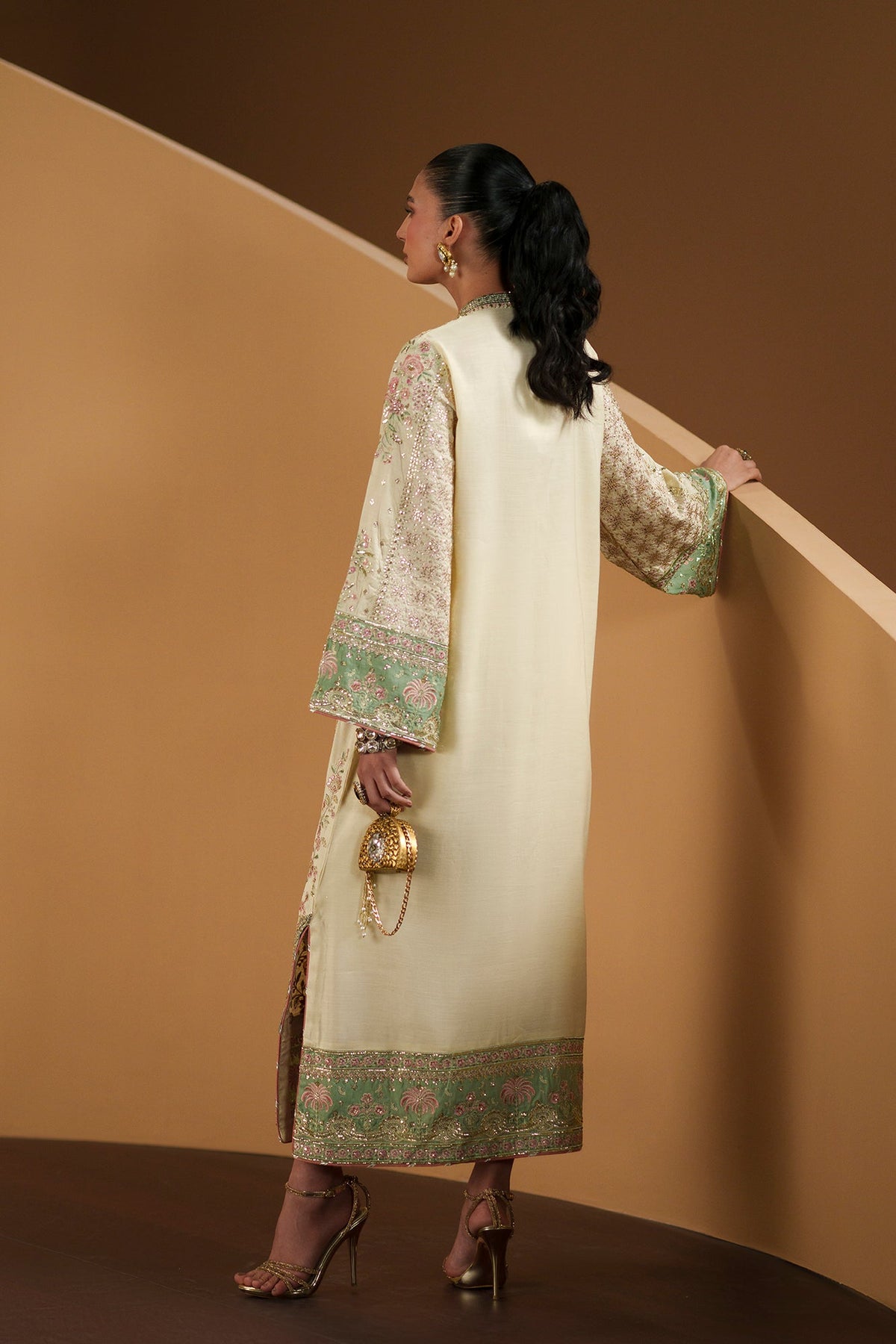 Ethnc Antique White kaftan sleeve and border detail