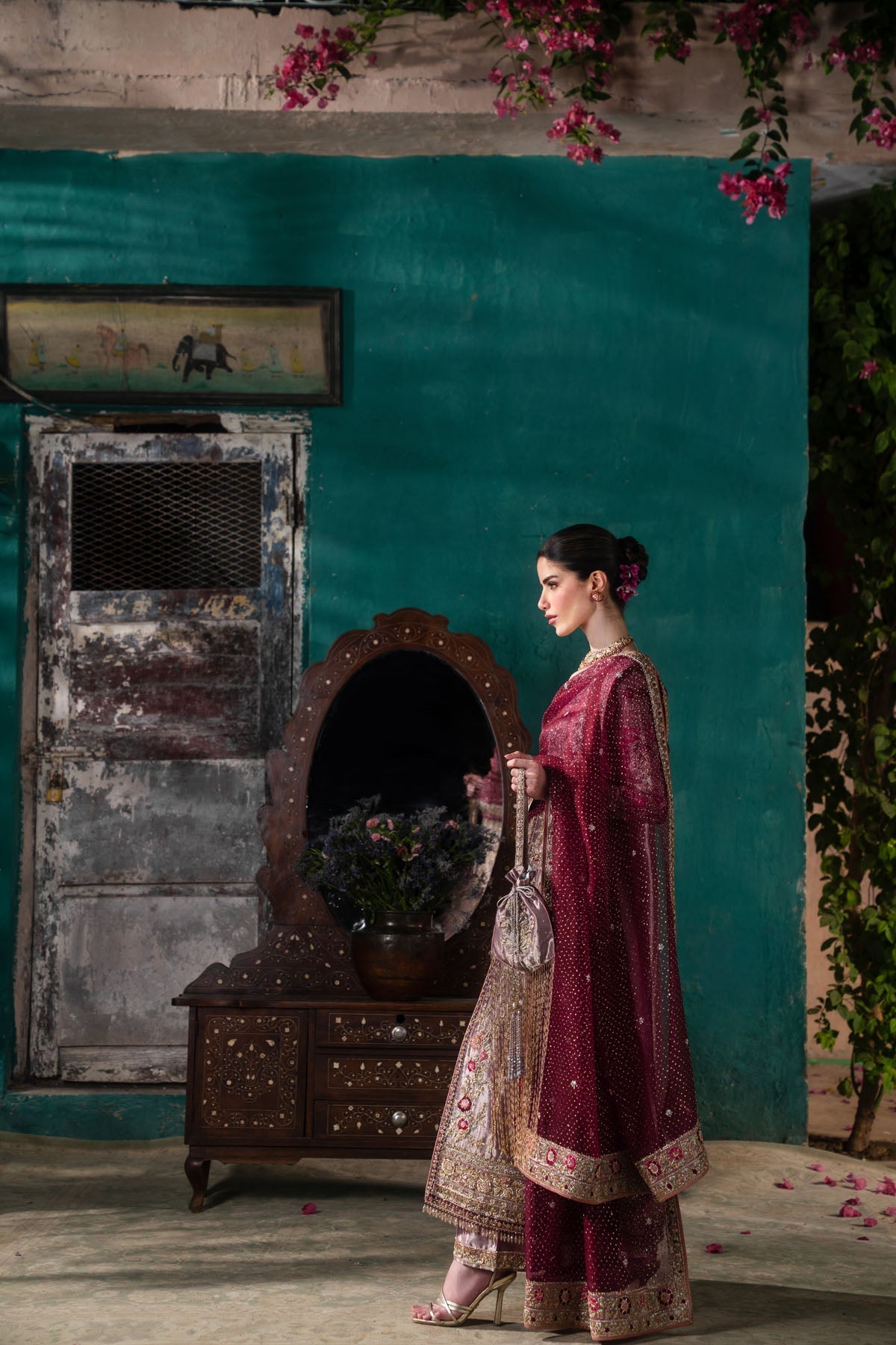 Farah and Fatima Inaya Style plum mukaish dupatta side view