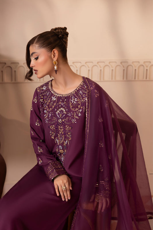 Veloura, made by MAIRAZ — seated view of neckline and sleeves, design reference