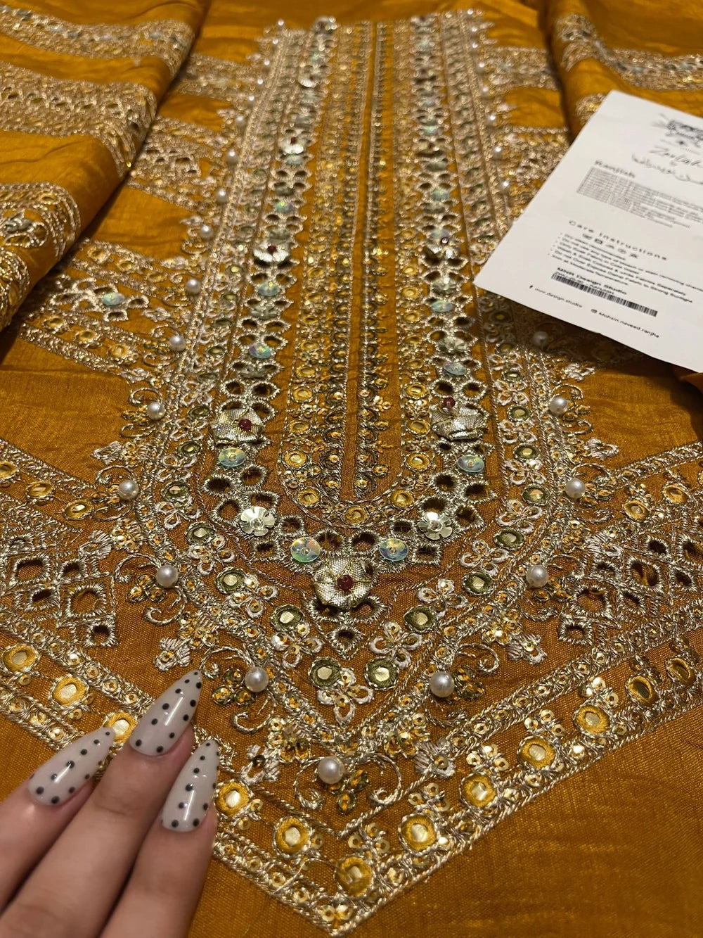 Mohsin Naveed Ranjha – Ranjish Style, neckline embroidery detail