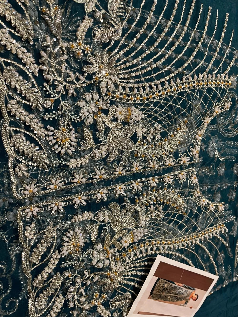 Soraya – Luxe Style, jaal embroidery close-up