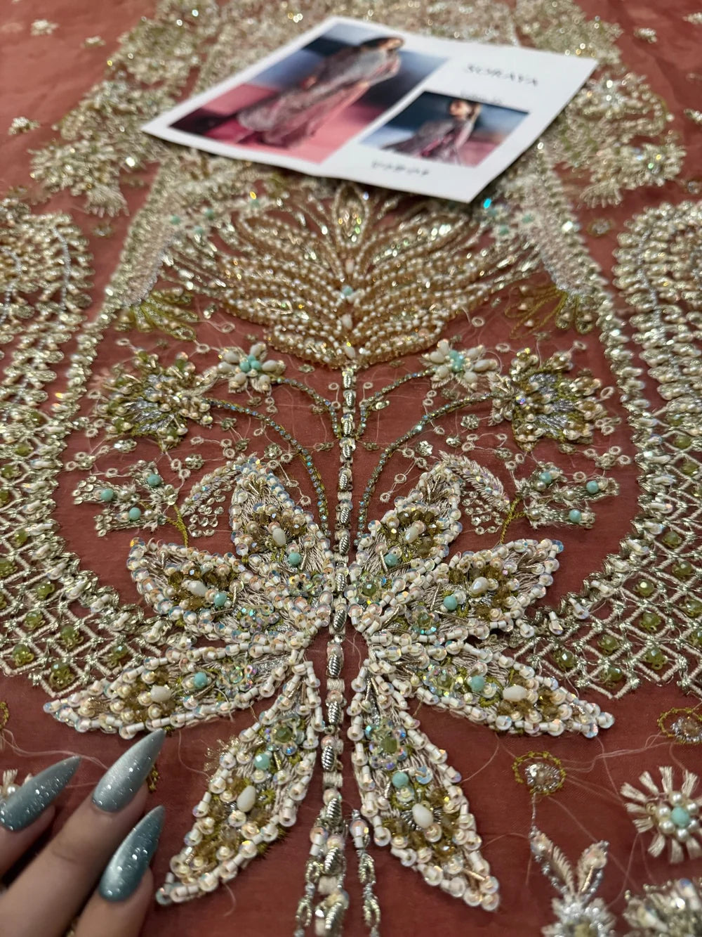 Soraya – Velisse Style, gold thread embroidery close-up