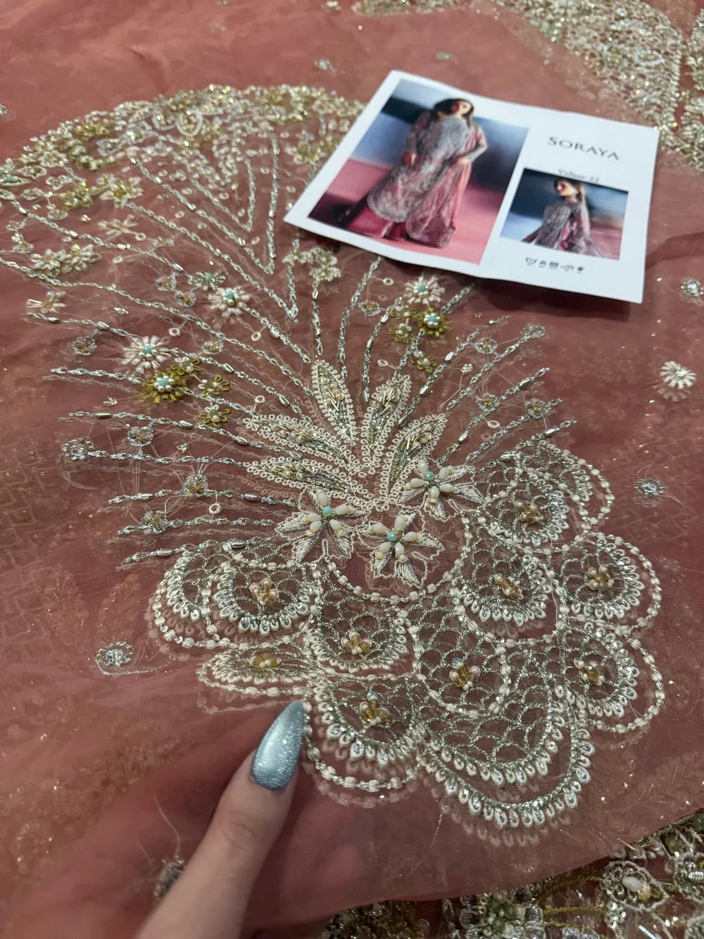 Soraya – Velisse Style, floral embroidery close-up